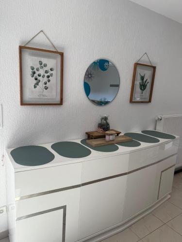 Cette chambre dispose d'un comptoir avec un miroir. dans l'établissement Logement au cœur de la route des vins et des marchés de Noël, à Beblenheim