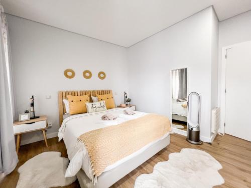 Postel nebo postele na pokoji v ubytování Viana Central - Historical City Centre Apartment