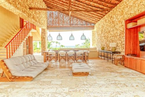 Χώρος καθιστικού στο Exclusive 4BR Beach House in Tierra Bomba