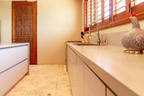 Η κουζίνα ή μικρή κουζίνα στο Exclusive 4BR Beach House in Tierra Bomba