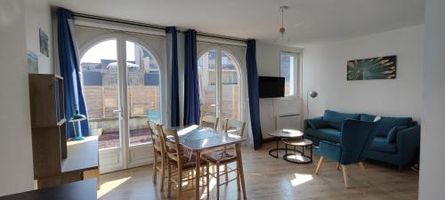 トレガステルにあるBeau T2 Trégastel avec jardin, proche plages et commercesのソファとテーブルのあるリビングルーム