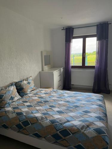 une chambre avec un lit et une fenêtre dans l'établissement Logement au cœur de la route des vins et des marchés de Noël, à Beblenheim