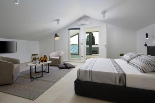 Giường trong phòng chung tại Villa Fasana-Apartment 4 by Vivi Rent