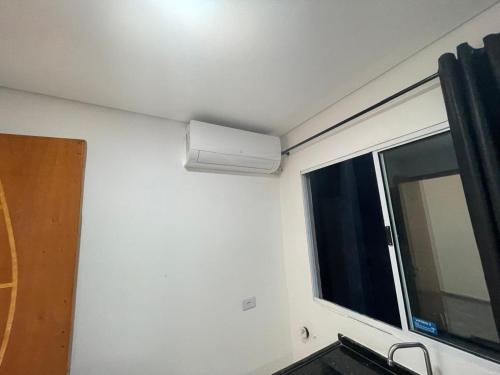 a room with a window and a air conditioner at Condomínio Residencial Vitória 3 in Sao Paulo