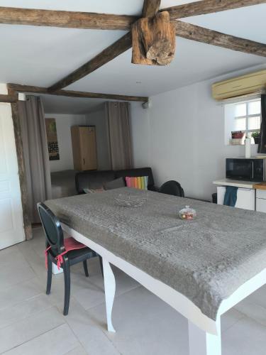 une table dans un salon avec une table et des chaises dans l'établissement studio meublé et équipé, à Bellegarde
