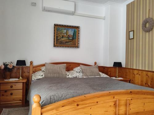 Una cama o camas en una habitación de Bóbita Apartmanház