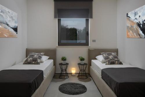 En eller flere senge i et værelse på Villa Fasana-Apartment 3 by Vivi Rent