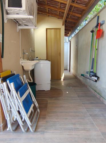 a room with chairs and a sink and a bathroom at Chalé da Márcia com Piscina e Churrasqueira Privativos in Buzios