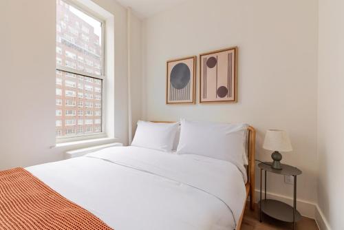 Postel nebo postele na pokoji v ubytování Blueground Manhattan wd AC nr park NYC-1829