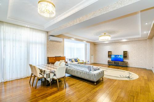 una sala de estar con un sofá y una mesa en Luxury Apartments on Centre, en Baku