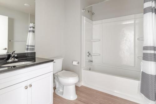 Et badeværelse på Blueground Northgate-Waverly rooftop bbq SFO-1830