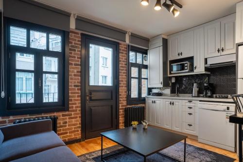 Cozy Urban 1BR Nest with Balcony Charm