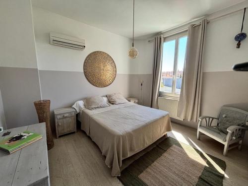 une chambre avec un lit, une chaise et une fenêtre dans l'établissement Un paradis en provence, à Avignon
