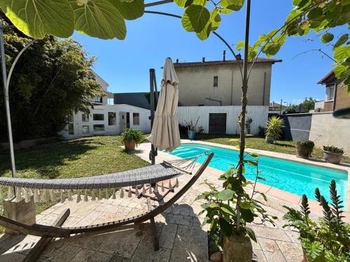 un patio avec un hamac et une piscine dans l'établissement Un paradis en provence, à Avignon