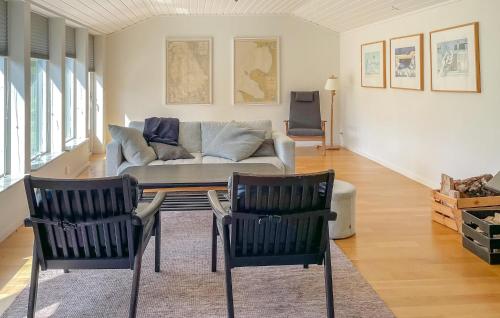 哈尔姆斯塔德Nice Home In Halmstad With Wifi的有两把椅子和一张沙发的客厅