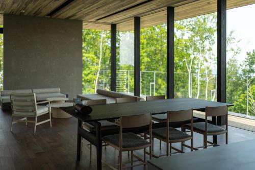 a dining room with a table and chairs at 山郷 Villas in Nature in Otaru