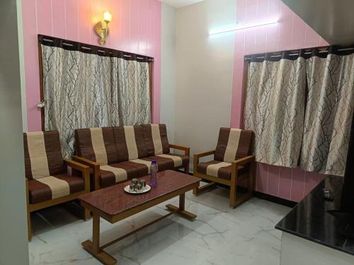 a waiting room with two chairs and a table at Little Hearts in Chennai
