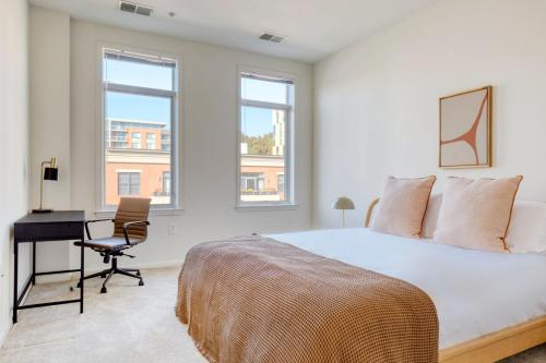 Una cama o camas en una habitación de Hoboken 2br w wd gym pool nr UN NYC-1005