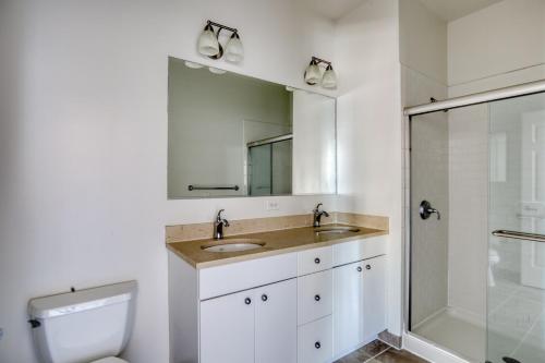 Un baño de Hoboken 2br w wd gym pool nr UN NYC-1005