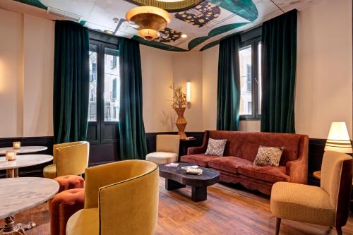 a living room with a couch and a table at Hospedium Hotel La Farm in La Granja de San Ildefonso