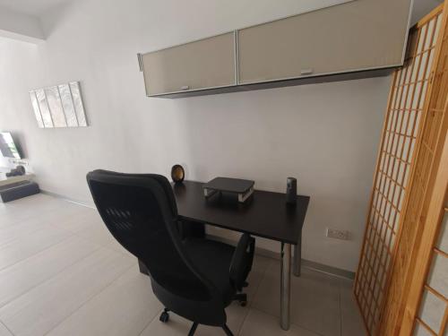 a black desk with a black chair in a room at Ensuite Twin Room with Laundry in Pembroke in Pembroke 