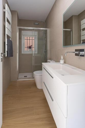 a bathroom with a white sink and a shower at Céntrico Apartamento en Jaén 107 m2 2 baños 4 pax in Jaén