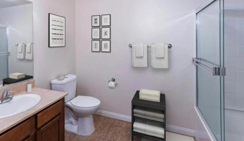 ロサンゼルスにあるLALAs House- 1br with Free Parking, Pool and Saunaのトイレ、シャワー、洗面台を備えたバスルーム