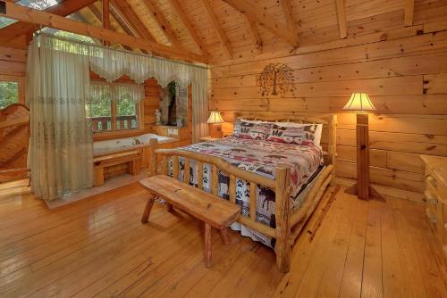 Pittman CenterにあるEagles Roostの丸太小屋のベッドのある寝室