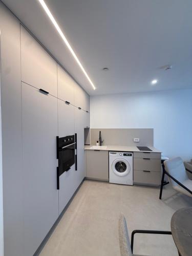a kitchen with a washing machine in a room at ירדן דירת גן אדריכלית סוויטה פרטית in Eilat