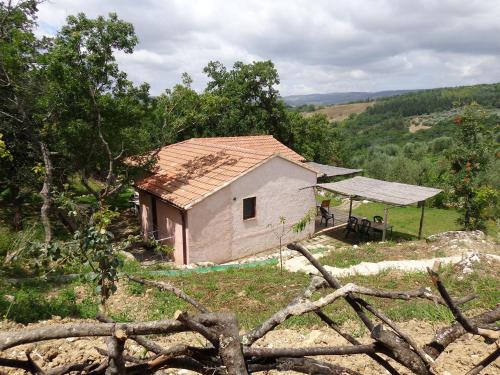 a small house on top of a hill at Agriturismo Fontenuova in Saturnia