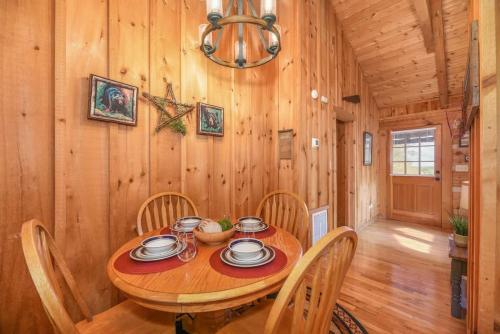View! Cozy, Private, Fireplace, Hot Tub Log Cabin, Honeymoon! photo 10