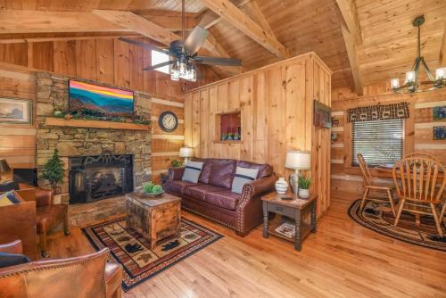 View! Cozy, Private, Fireplace, Hot Tub Log Cabin, Honeymoon! photo 15