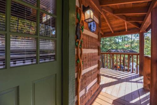 View! Cozy, Private, Fireplace, Hot Tub Log Cabin, Honeymoon! photo 25