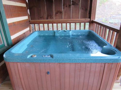 View! Cozy, Private, Fireplace, Hot Tub Log Cabin, Honeymoon! photo 28