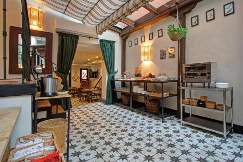 a room with a kitchen with a counter and a table at Hospedium Hotel La Farm in La Granja de San Ildefonso