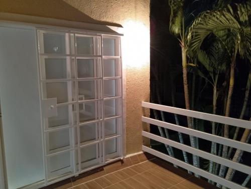 a room with a white door and a palm tree mural at Playa, amplitud y tranquilidad in Acapulco