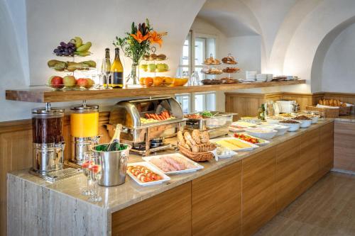 Una línea de buffet con mucha comida. en Golden Star en Praga