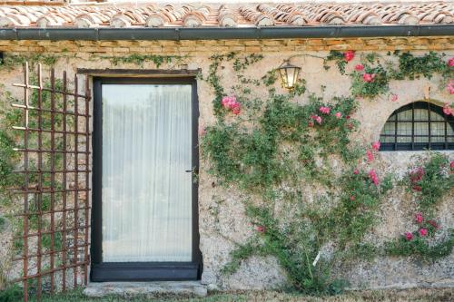 a door with flowers on the side of a building at Convento San Bartolomeo in Abbadia San Salvatore