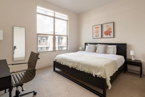 een slaapkamer met een bed, een bureau en een stoel bij Blueground Menlo Park pool nr Baylands Park SFO-1287 in San Francisco