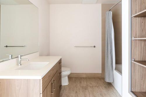 een badkamer met wastafel en toilet bij Blueground Menlo Park pool nr Baylands Park SFO-1287 in San Francisco