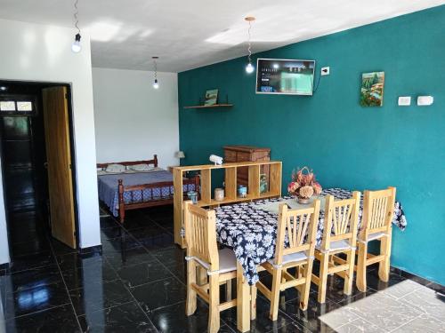 ラ・プンタにあるCasa Adianchiのテーブルと椅子のあるダイニングルーム