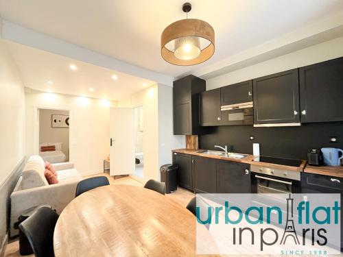une cuisine et un salon avec une table et un canapé dans l'établissement Urban Flat 07 - Opera Grands Boulevards Flat, à Paris
