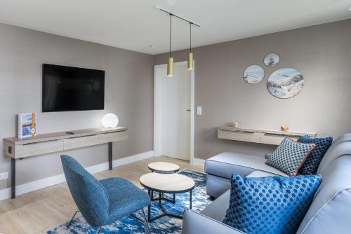 a living room with a couch and a tv at Hafendomicil Citymarina in Waren