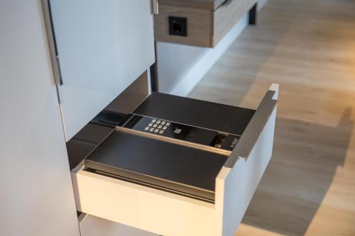 a drawer in a kitchen with a cash register at Hafendomicil Citymarina in Waren