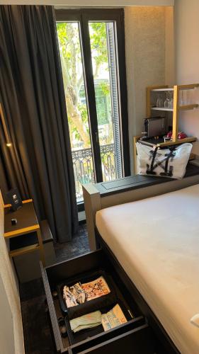 Кровать или кровати в номере HOTEL by REBOUL - Boutique Hôtel Cassis