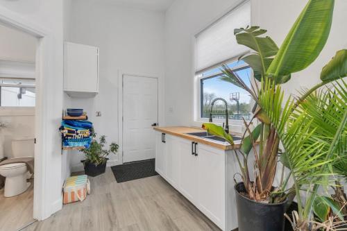 Et badeværelse på The Grand River Retreat with heated Pool & hot tub