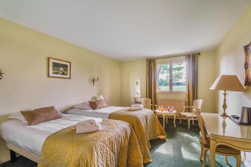 Postel nebo postele na pokoji v ubytování Hôtel Le Clos des Arts
