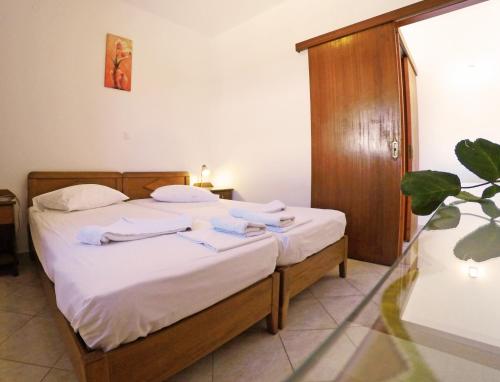 Postel nebo postele na pokoji v ubytování Tarsanas Beach