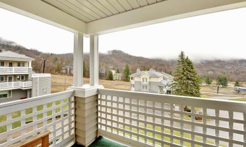 Cảnh núi rừng hoặc tầm nhìn ra núi từ căn hộ