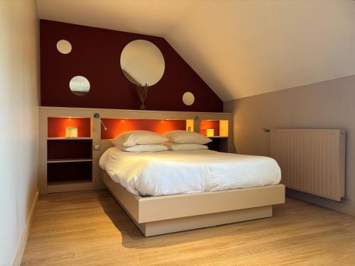 a bedroom with a large bed with a mirror above it at Gite -l'Appart- au Vignoble Domaine Lamballe, Baden, Golfe du Morbihan in Baden